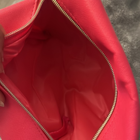 A cute little and spacious pink makeup bag - Picture 4 of 4